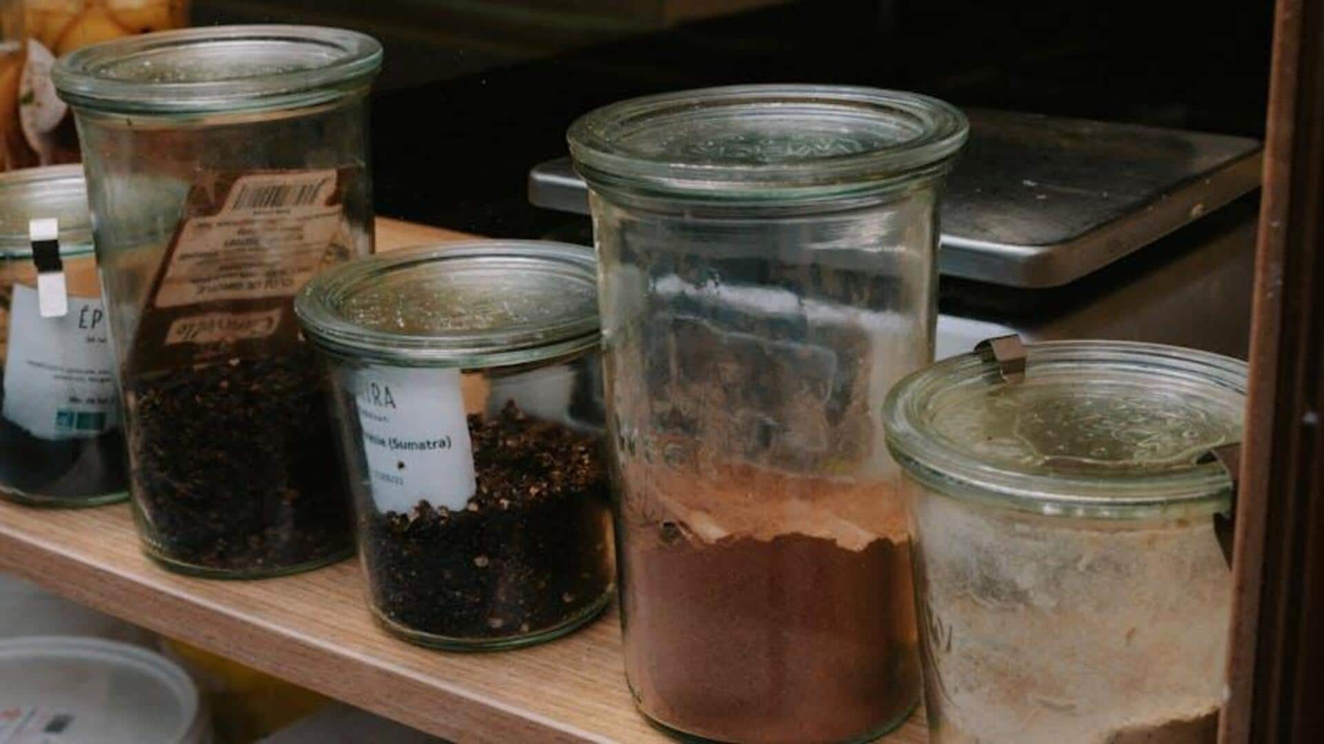 Mengatur dapur dengan toples kaca bekas