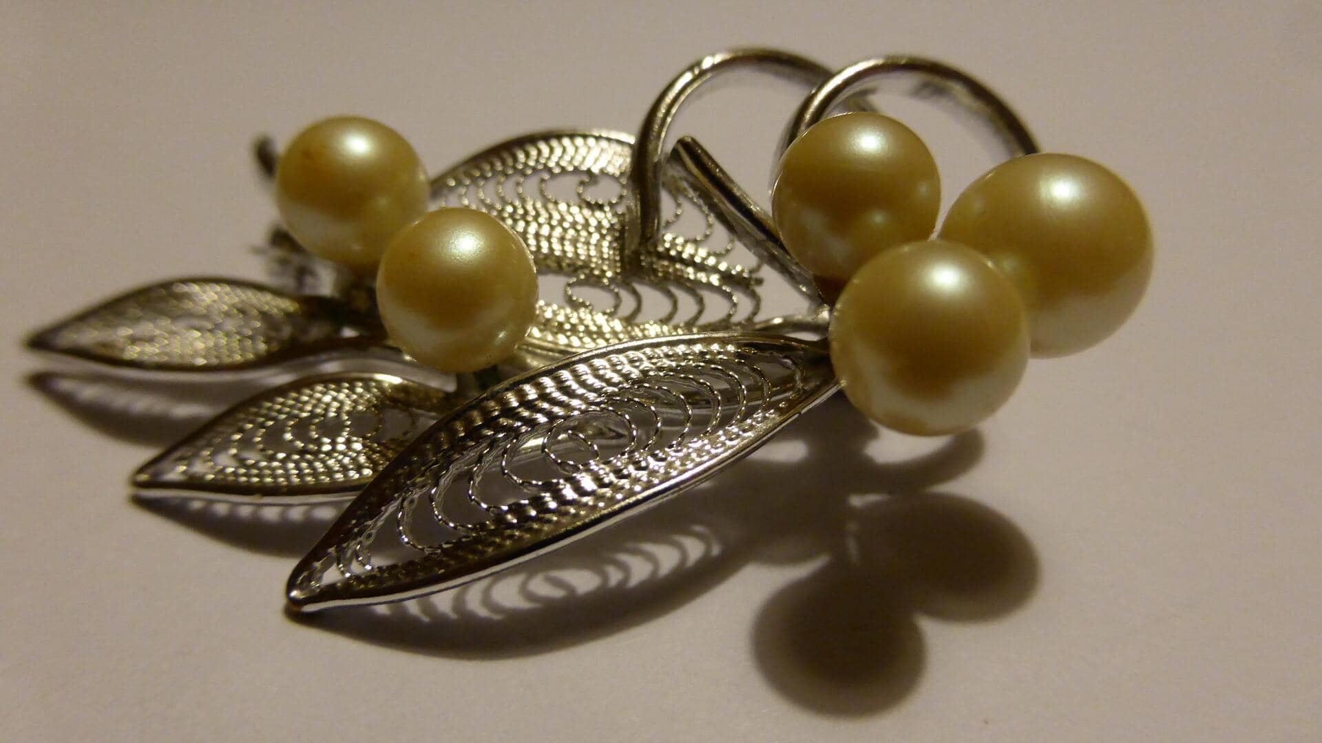 Jajaki keanggunan musim dingin India dengan bros kerajinan tangan