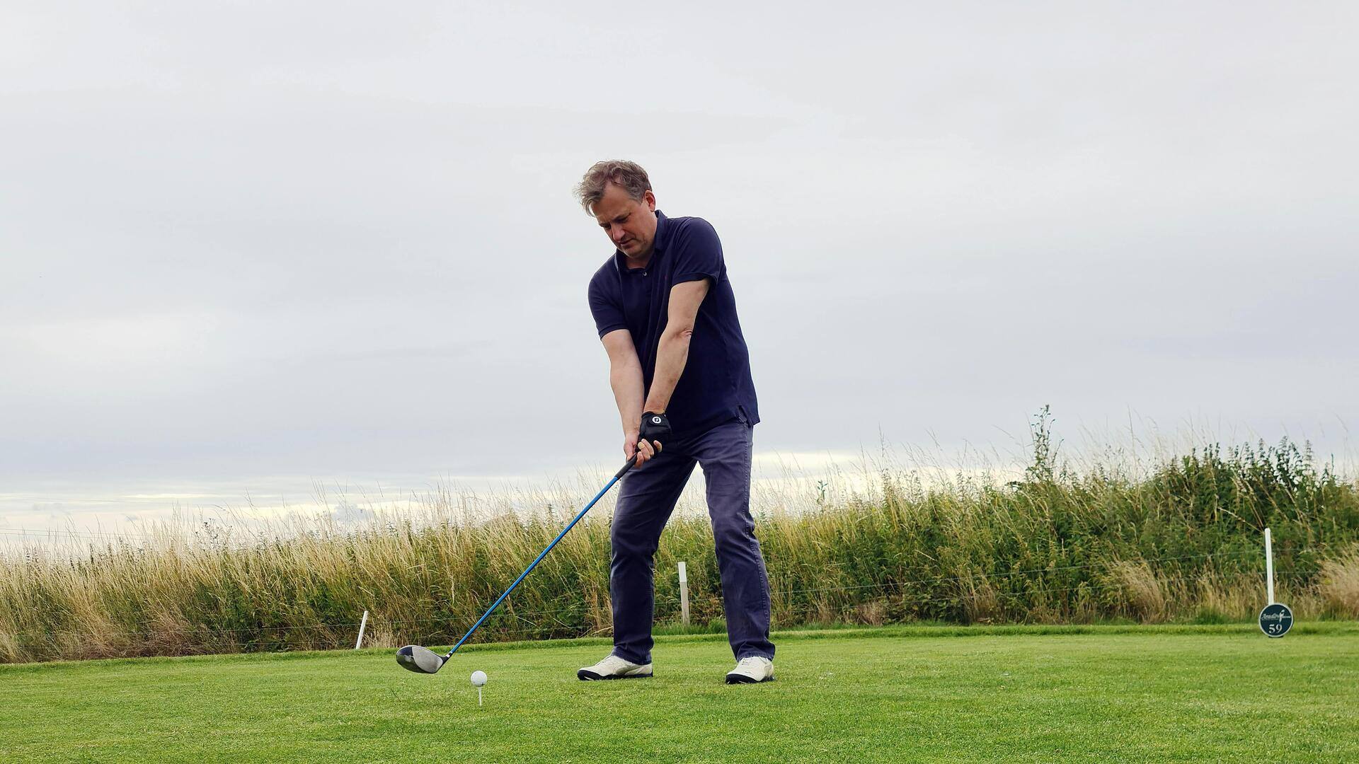 Mengapa diam itu penting saat ayunan golf?