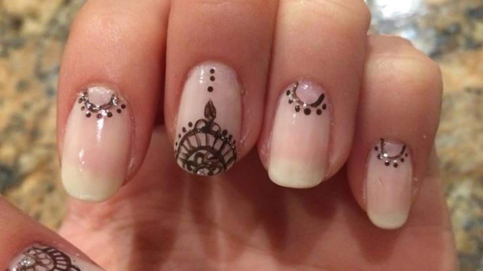 Seni kuku terinspirasi henna pengantin India