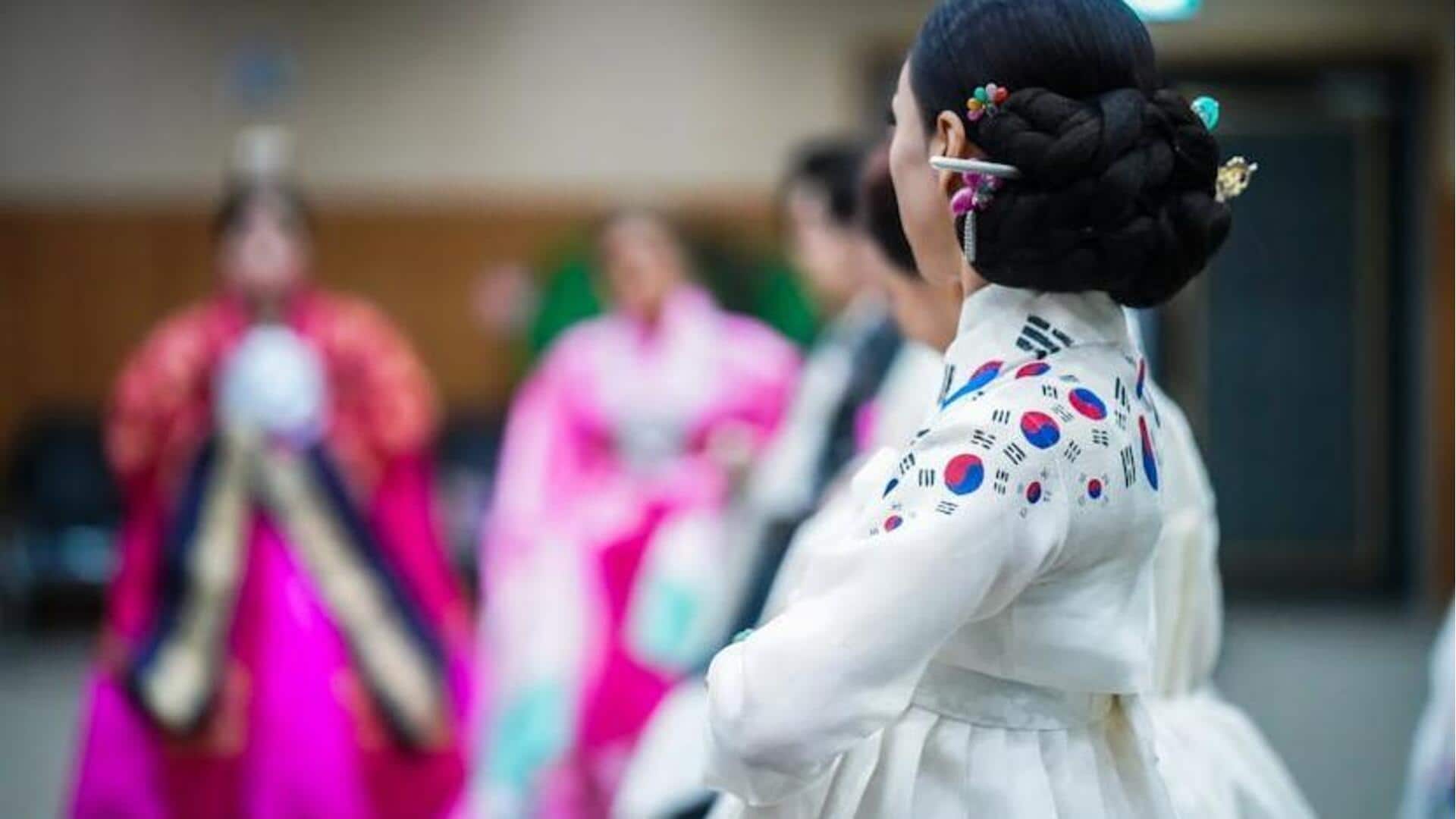 Membahas pakaian tradisional Korea hanbok 