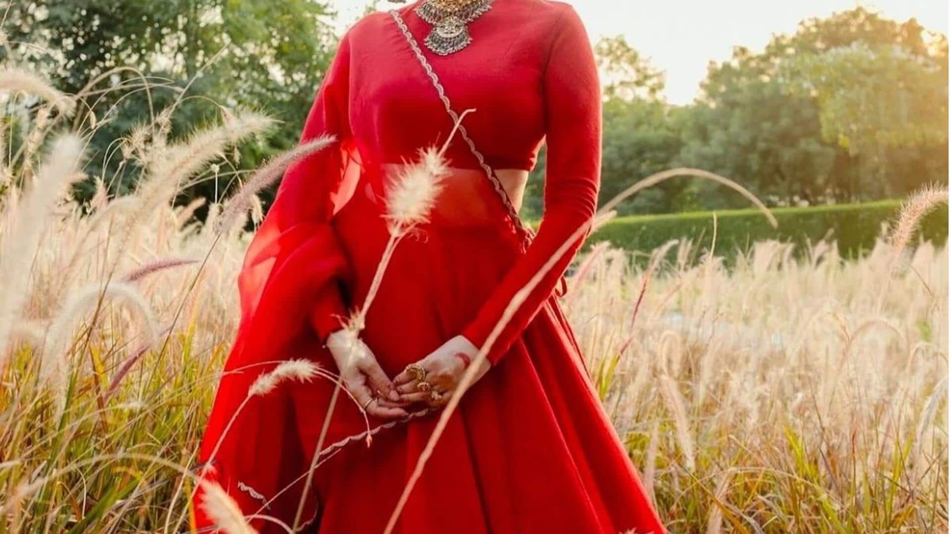 Menggabungkan lehenga dengan aksesori kontemporer