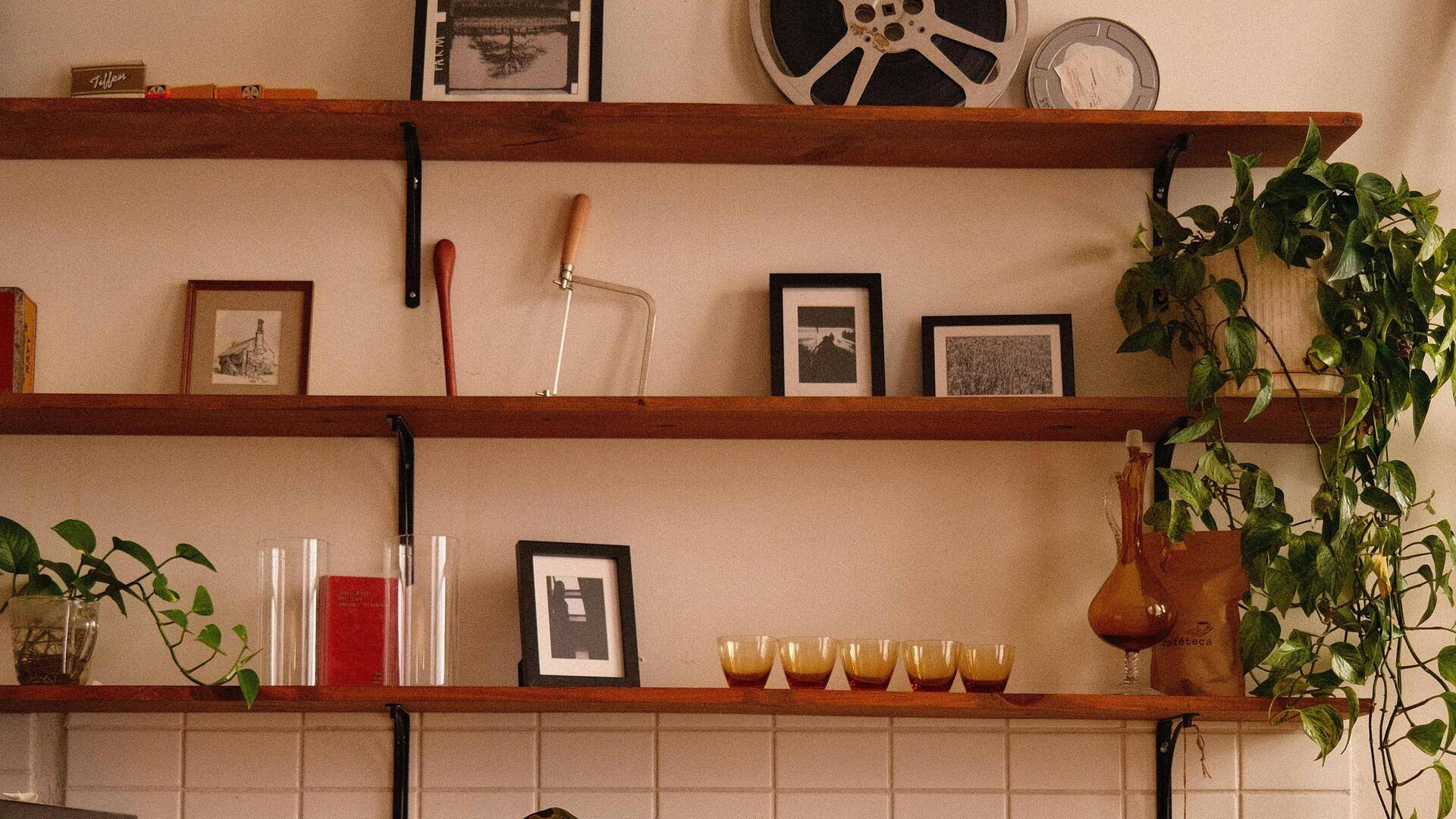 Dekorasi rumah rapi dengan pengatur dinding