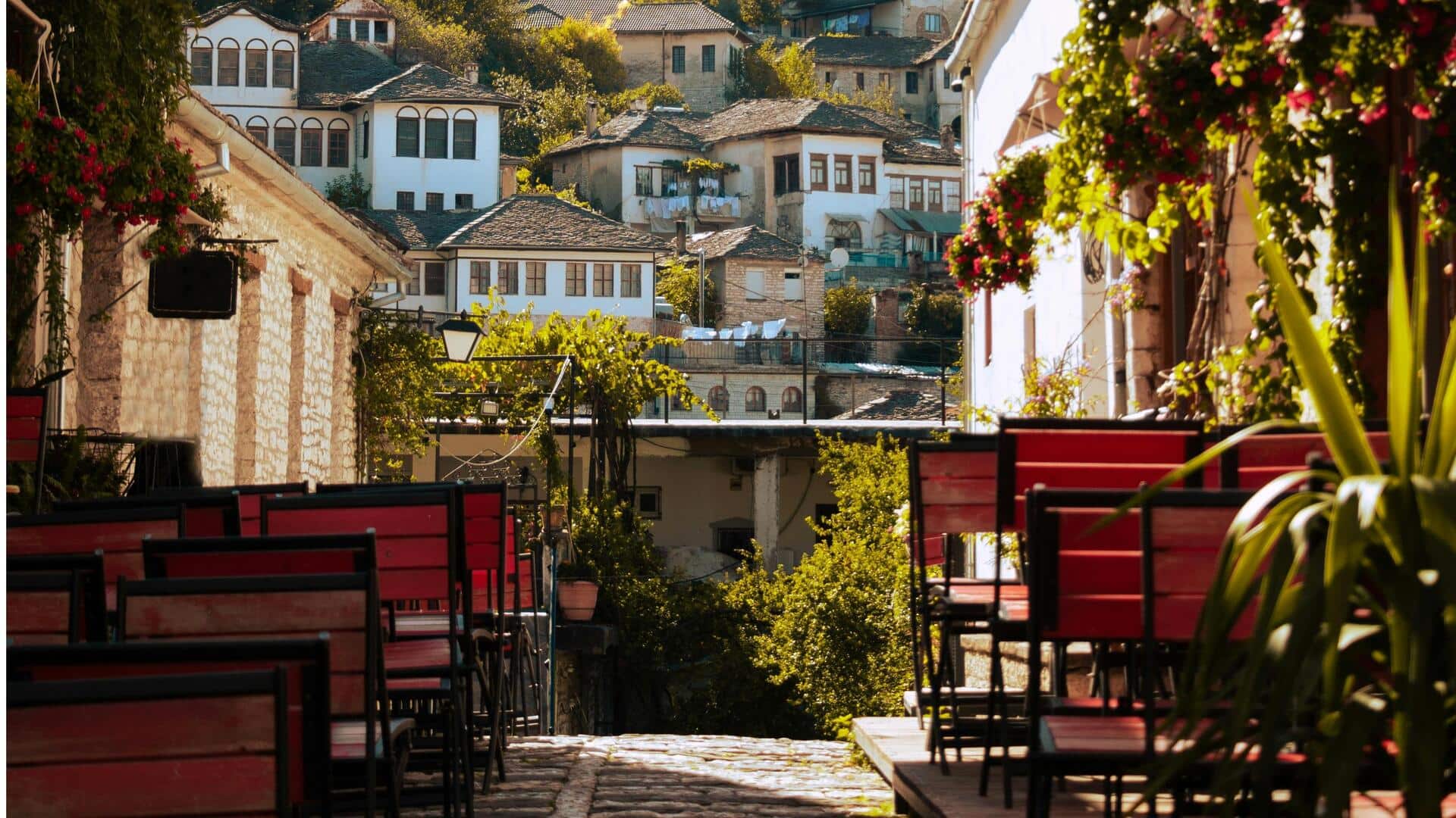 Menjelajahi Jalan Berbatu Gjirokaster di Albania