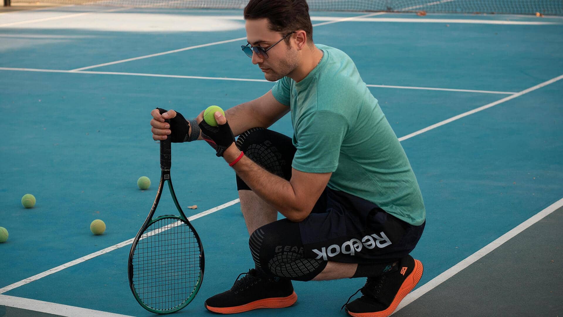 Apa yang membuat skor tenis unik dan numerik?