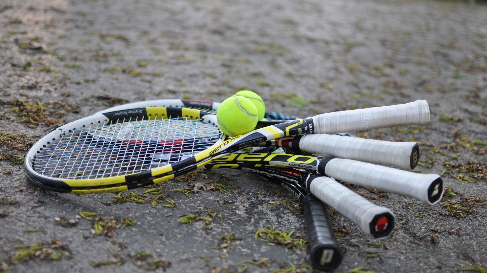 Alasan pemain tenis selalu membawa raket cadangan