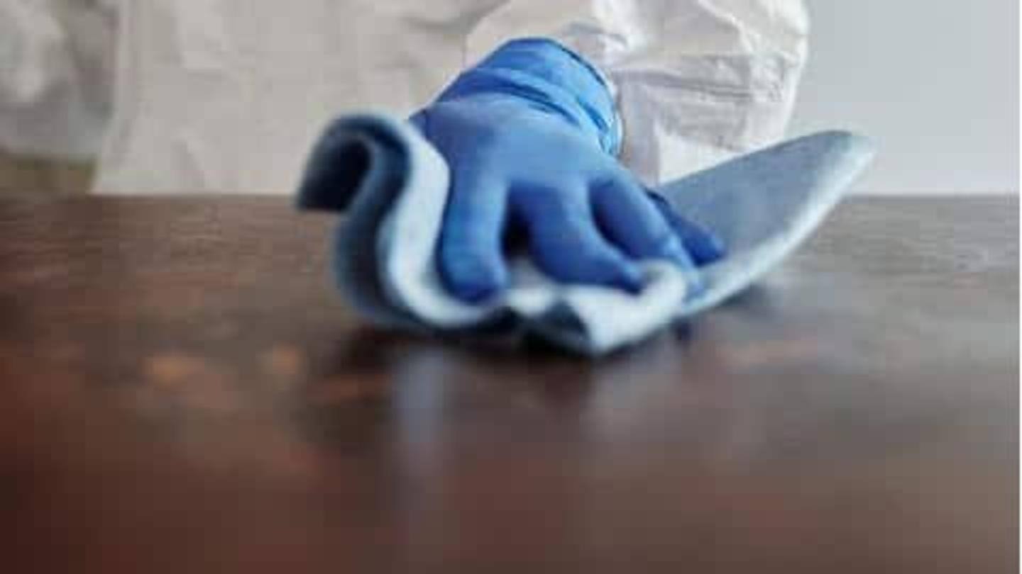 Bersihkan permukaan kayu setiap hari Bersihkan permukaan kayu setiap hari
