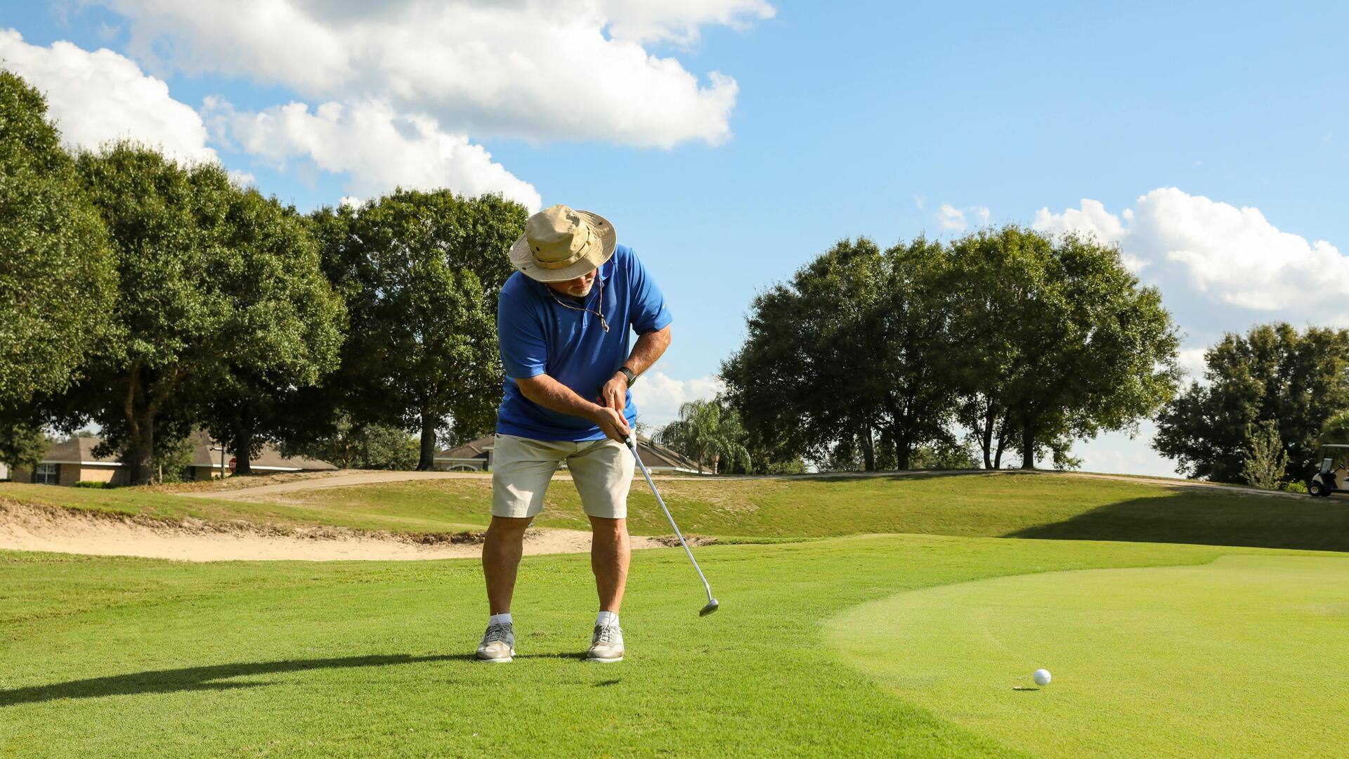 Mengapa lapangan golf memiliki permukaan hijau miring?