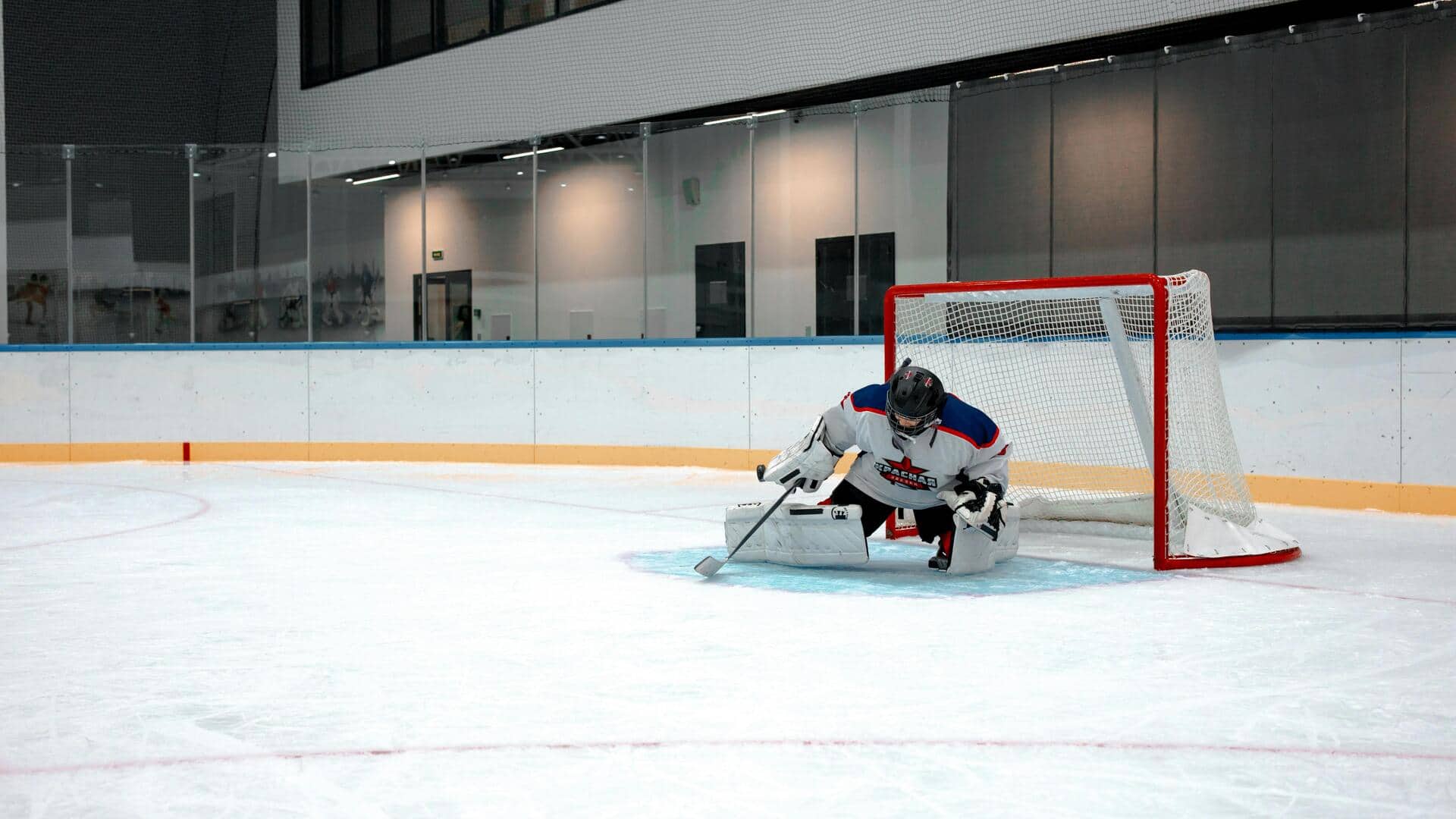 Mengapa gawang hoki es dicat merah?