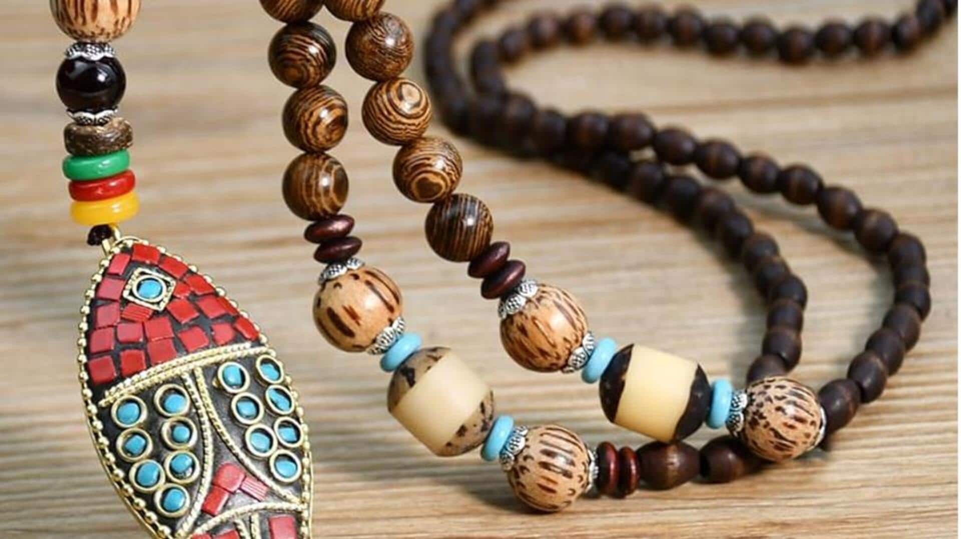 Lima setelan musim semi India dengan perhiasan manik-manik kayu