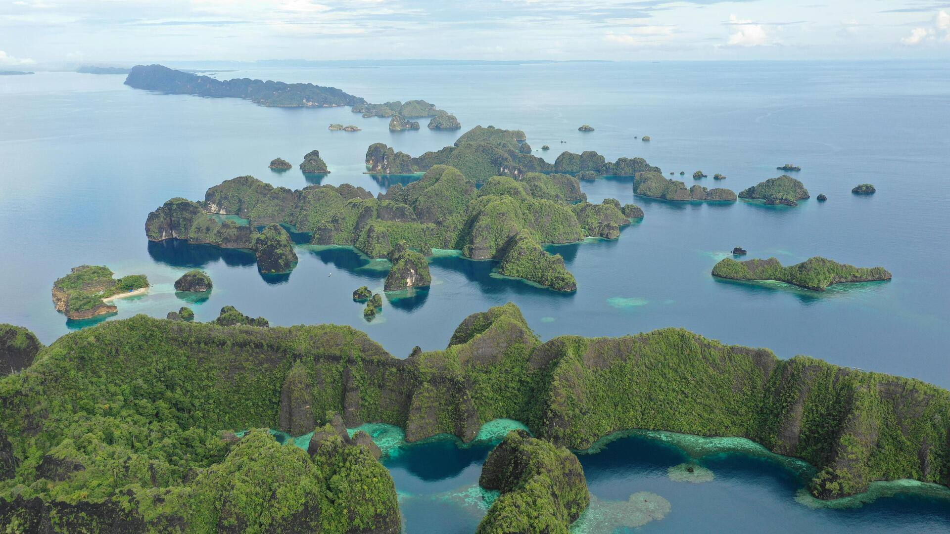 Menikmati Keindahan Pantai Tersembunyi di Raja Ampat