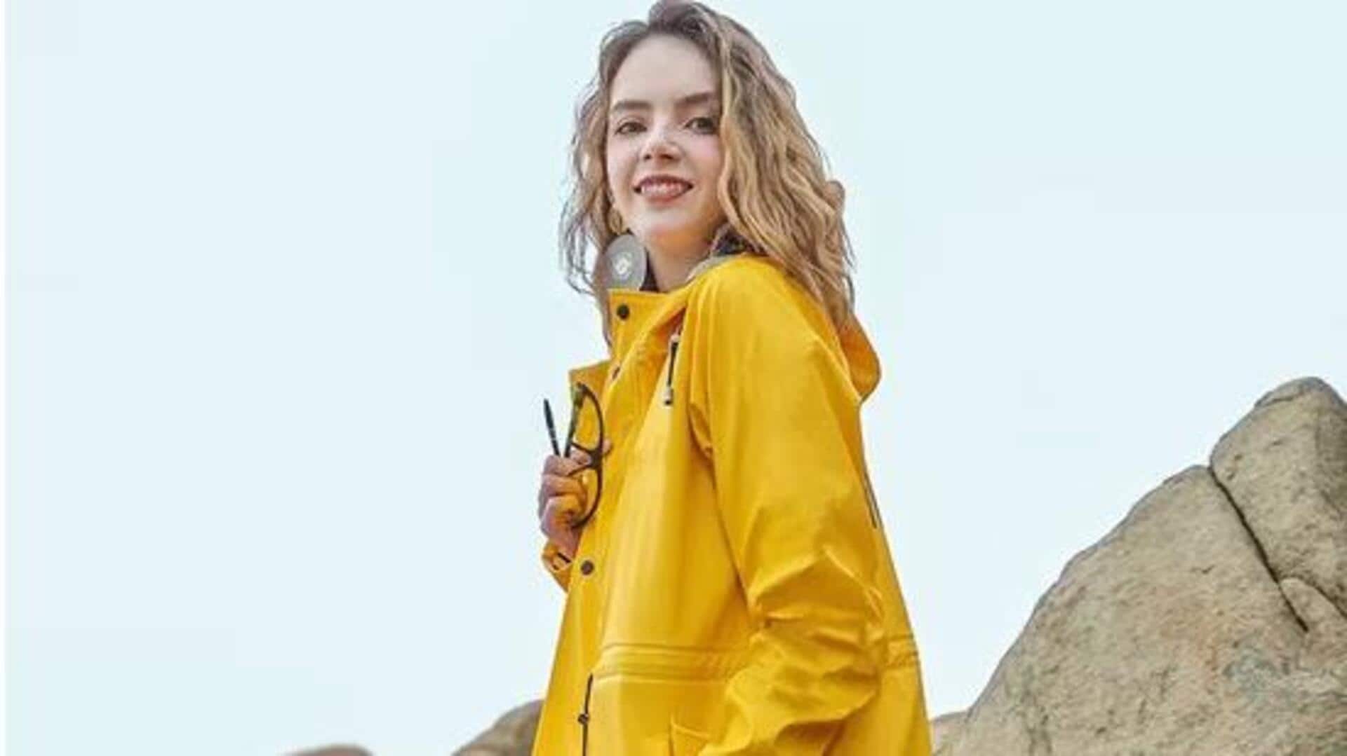 Tren mode musim hujan dengan mantel hujan yang bergaya