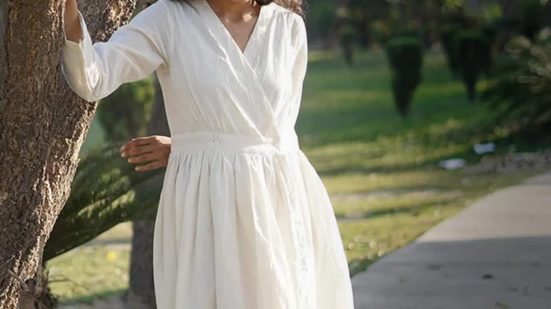 Gaun putih yang memukau untuk musim semi India