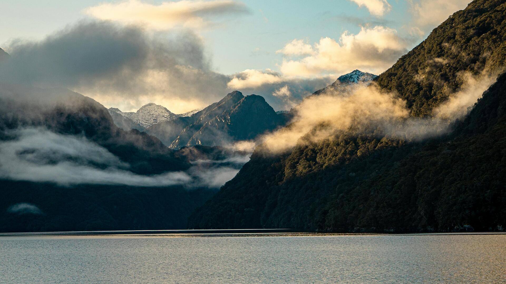 Menikmati Keindahan Danau Cermin di Fiordland National Park, Selandia Baru