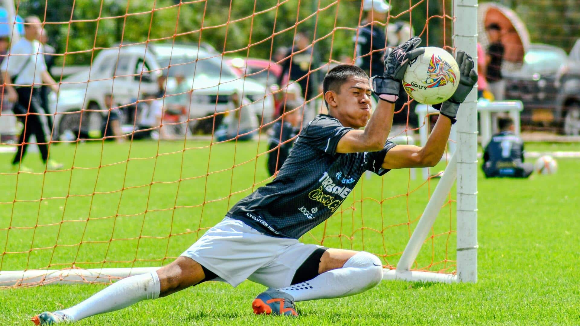 Mengapa kiper sepak bola jarang memakai topi? Mengapa kiper sepak bola jarang memakai topi?