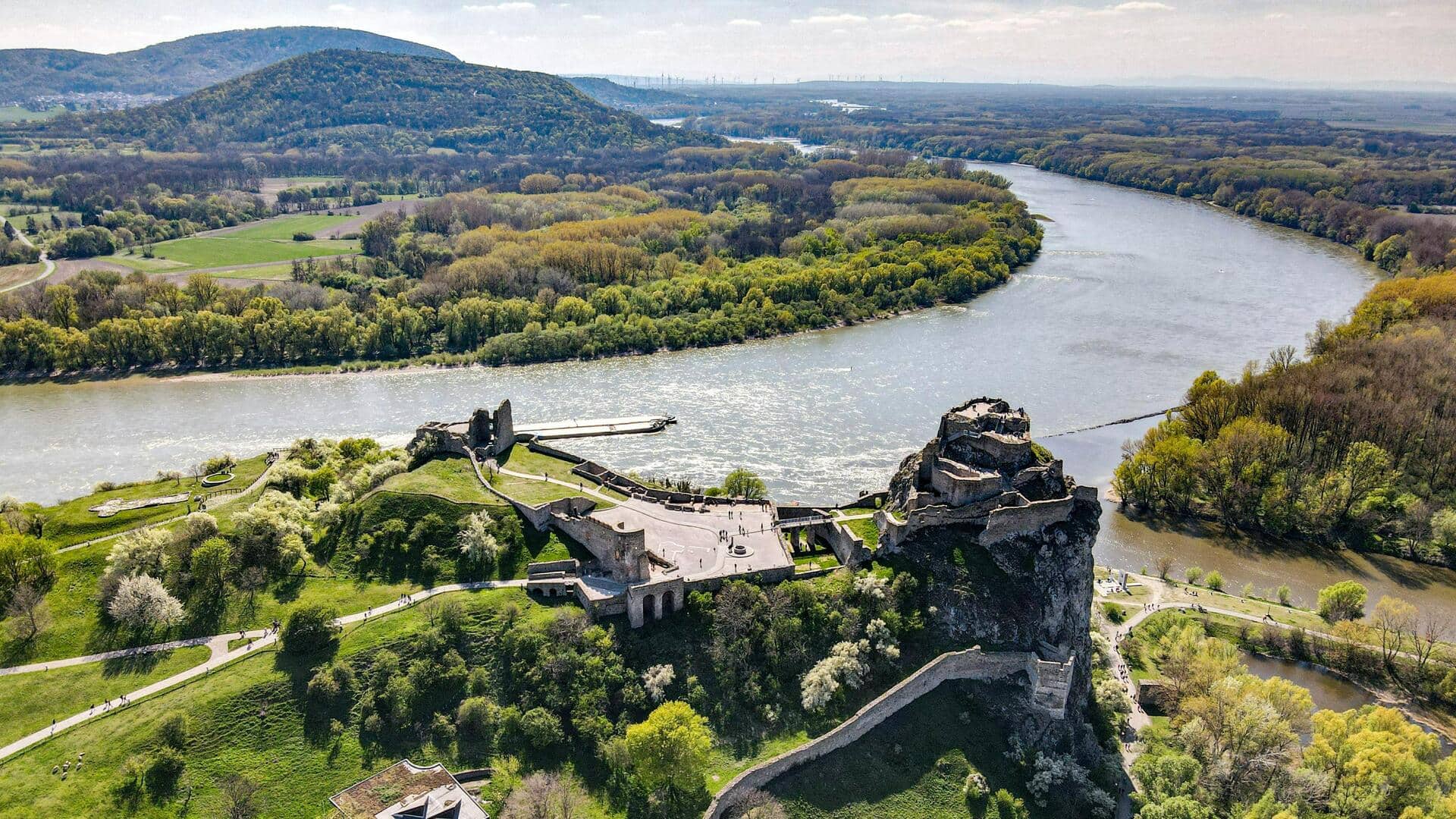 Menjelajahi Desa Tenang di Tepi Sungai Slovakia