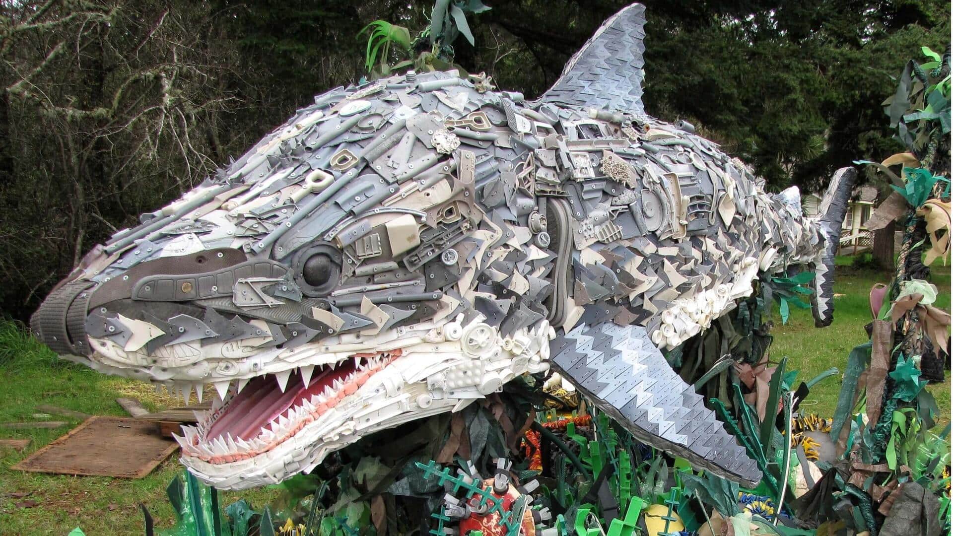 Membuat Patung Modern dari Bahan Daur Ulang