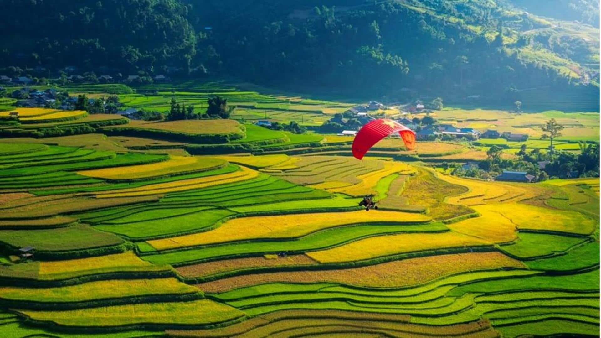 Terbang Dengan Paramotor Gliding Sambil Melintasi Sawah Di Vietnam