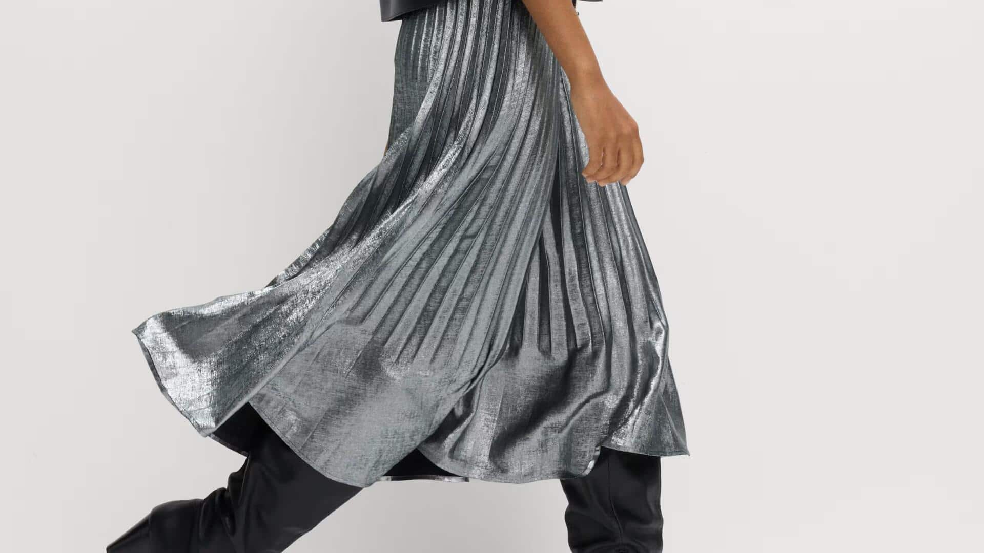 Lima cara berani memakai rok metalik di musim dingin India