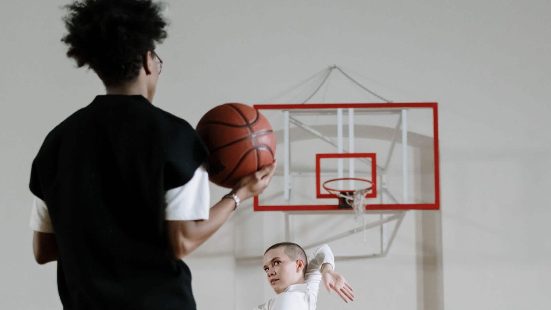 Asal-usul dan evolusi aturan Jump Ball dalam basket