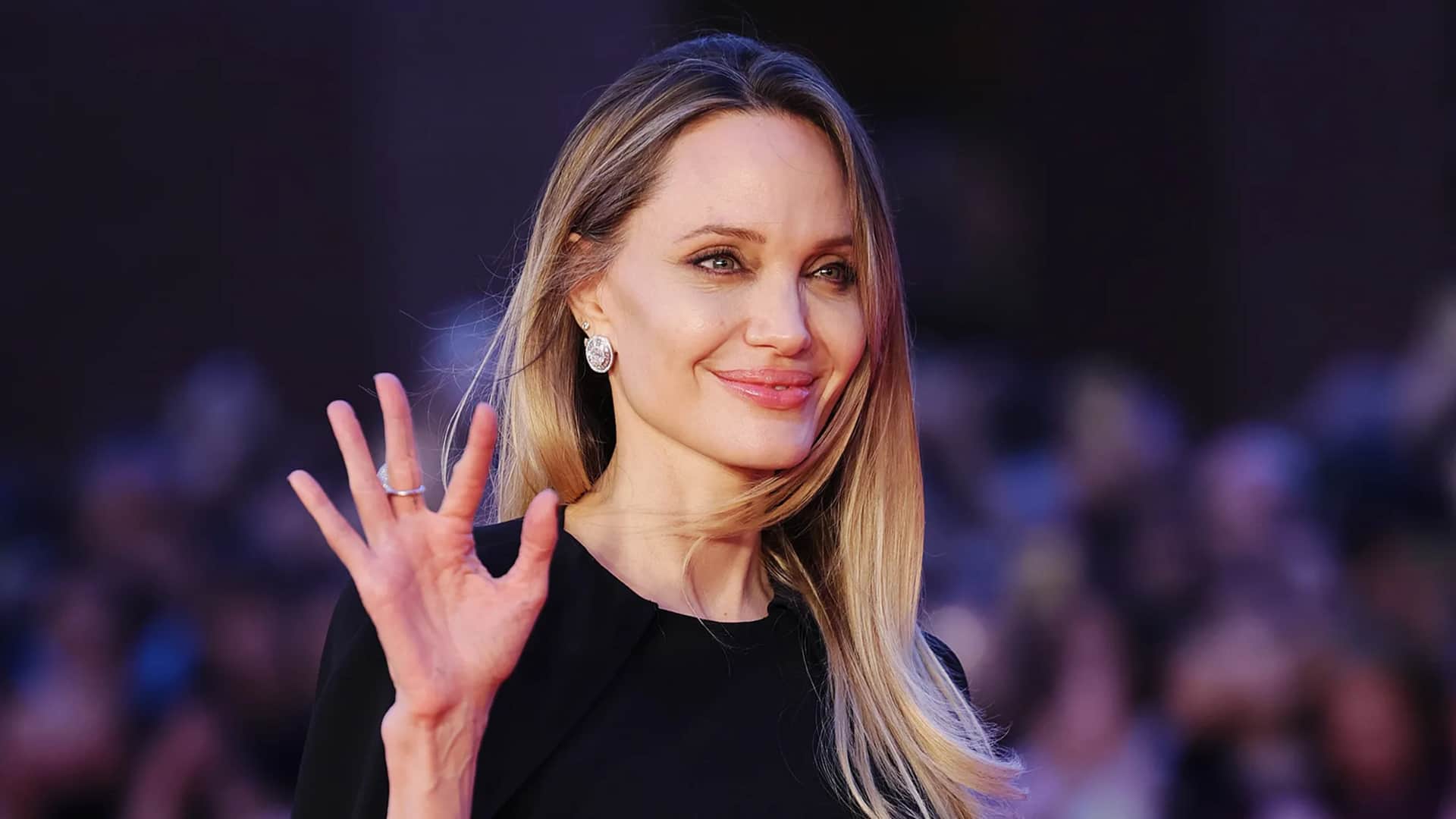 Lima kali Angelina Jolie memukau Hollywood dengan gaya busananya