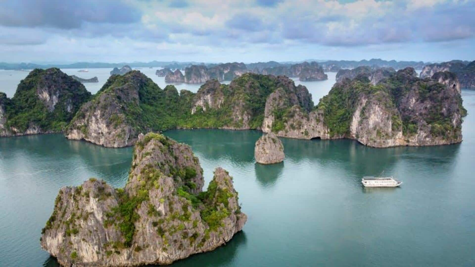 Menjelajahi Keindahan Teluk Ha Long, Vietnam