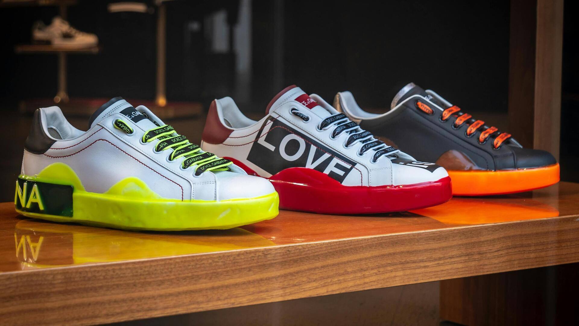 Tip memadukan sneakers putih untuk cuaca transisi