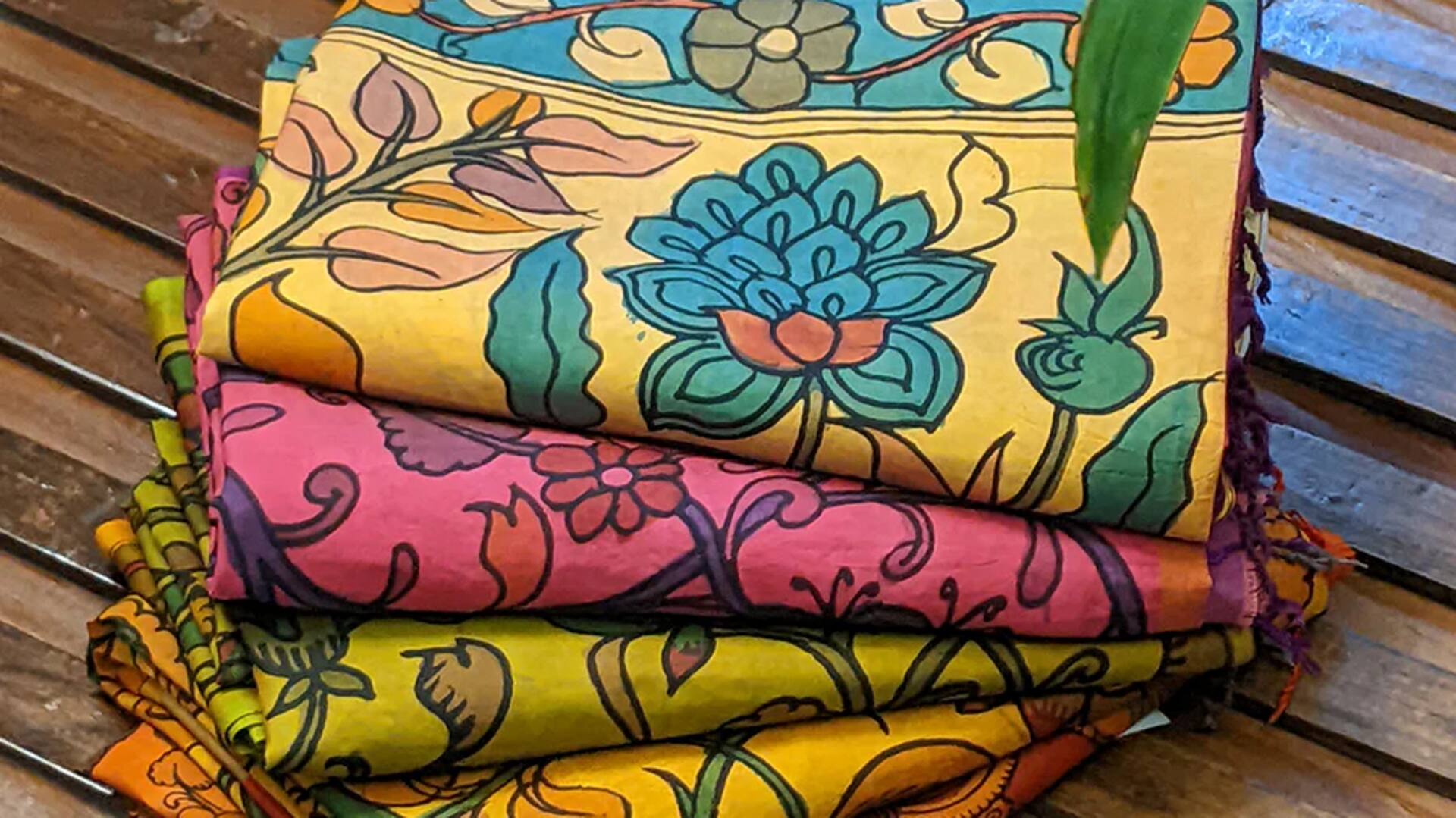 Menerapkan cetakan Kalamkari dalam mode India modern
