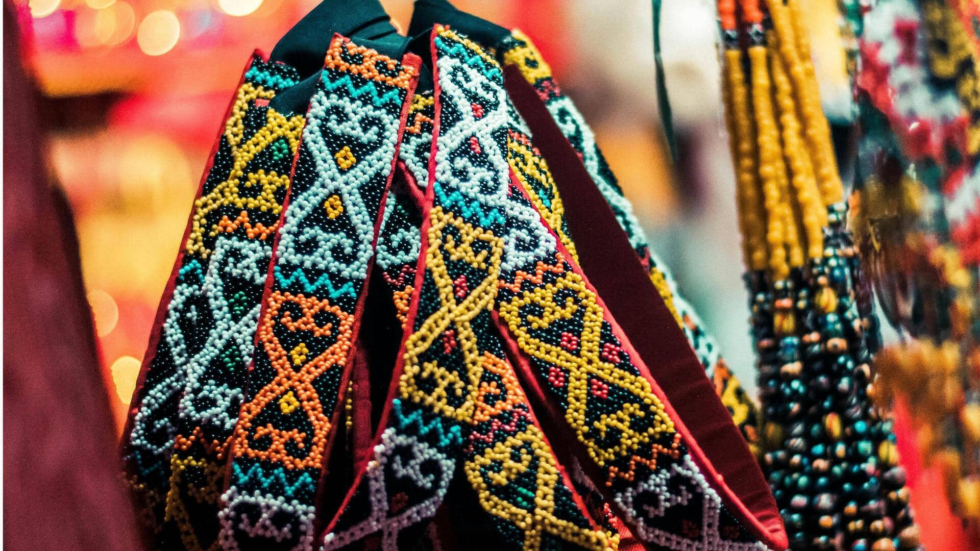 Gaya Abadi dengan Aksesori Bermotif Ikat Gaya Abadi dengan Aksesori Bermotif Ikat