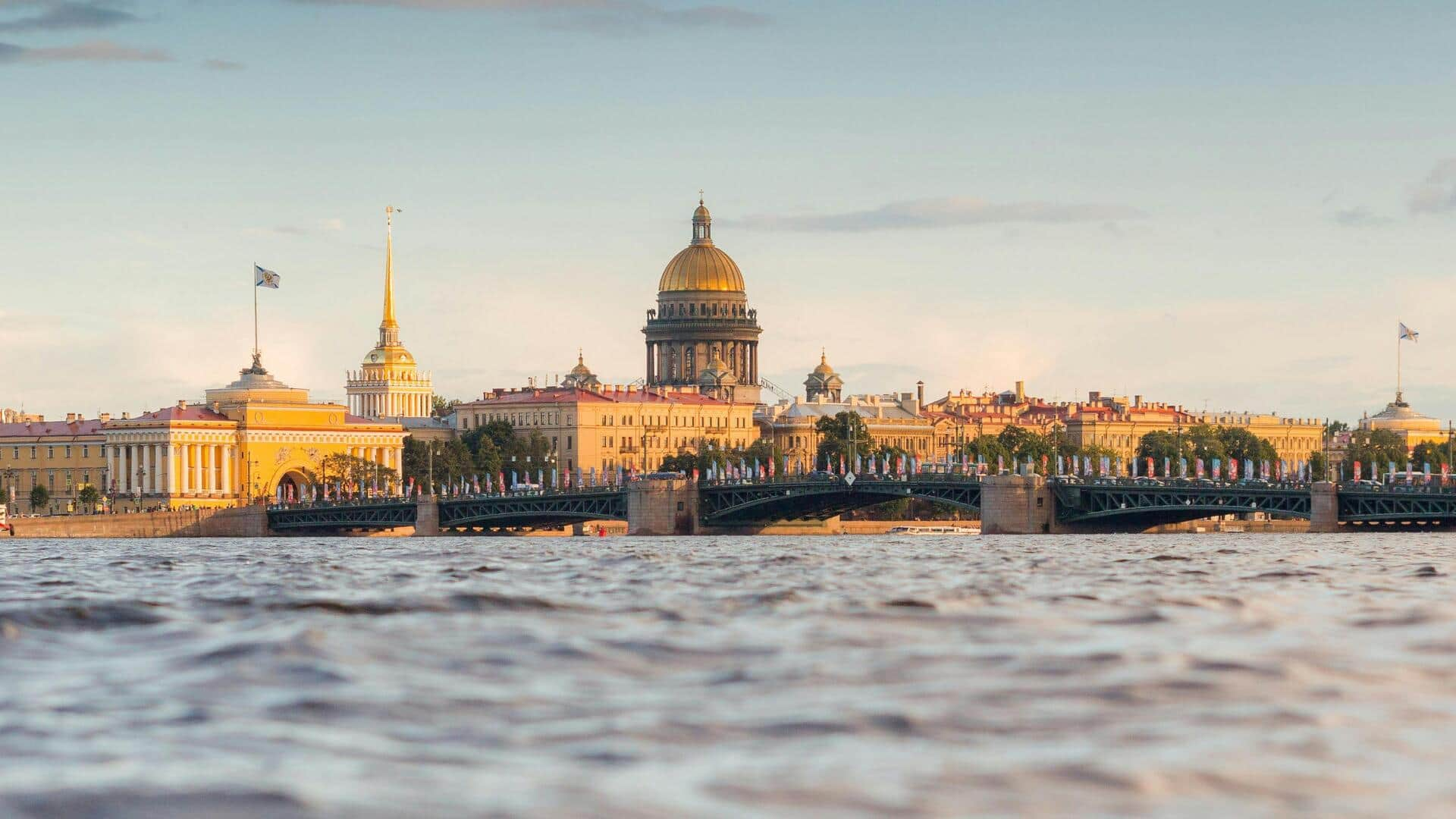 Menjelajahi Labirin Es Ajaib di St. Petersburg, Rusia