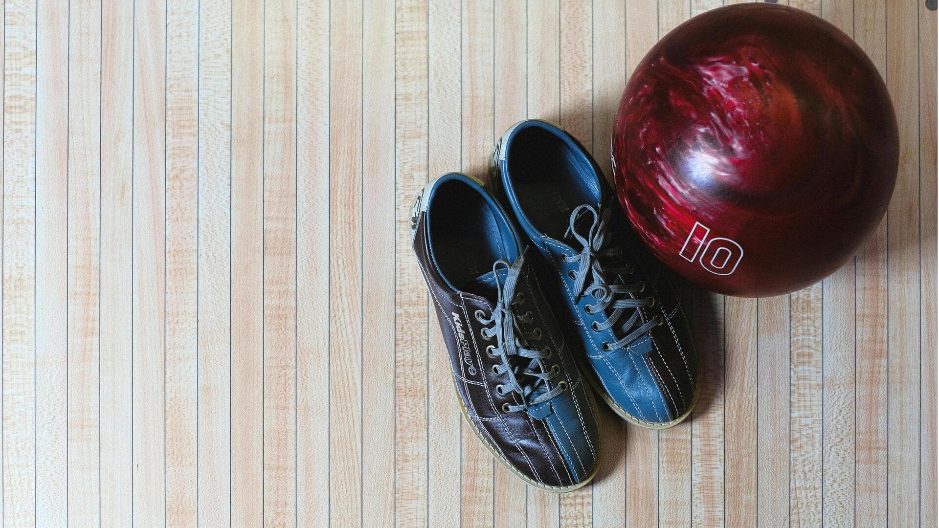 Mengapa sepatu bowling memiliki sol yang berbeda?