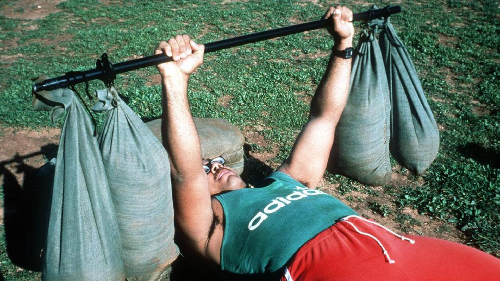 Latihan kondisi dengan sandbag