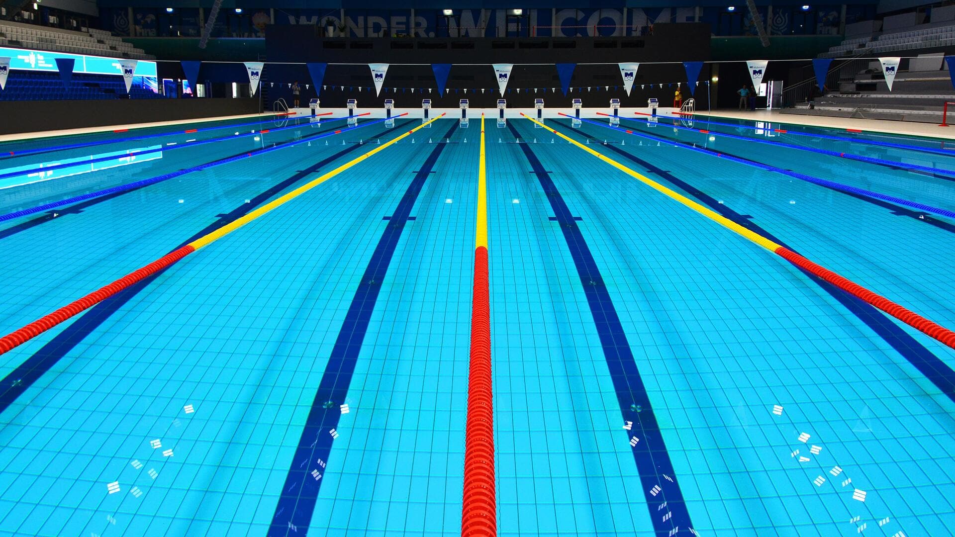 Mengapa tali lintasan di kolam renang berwarna-warni?