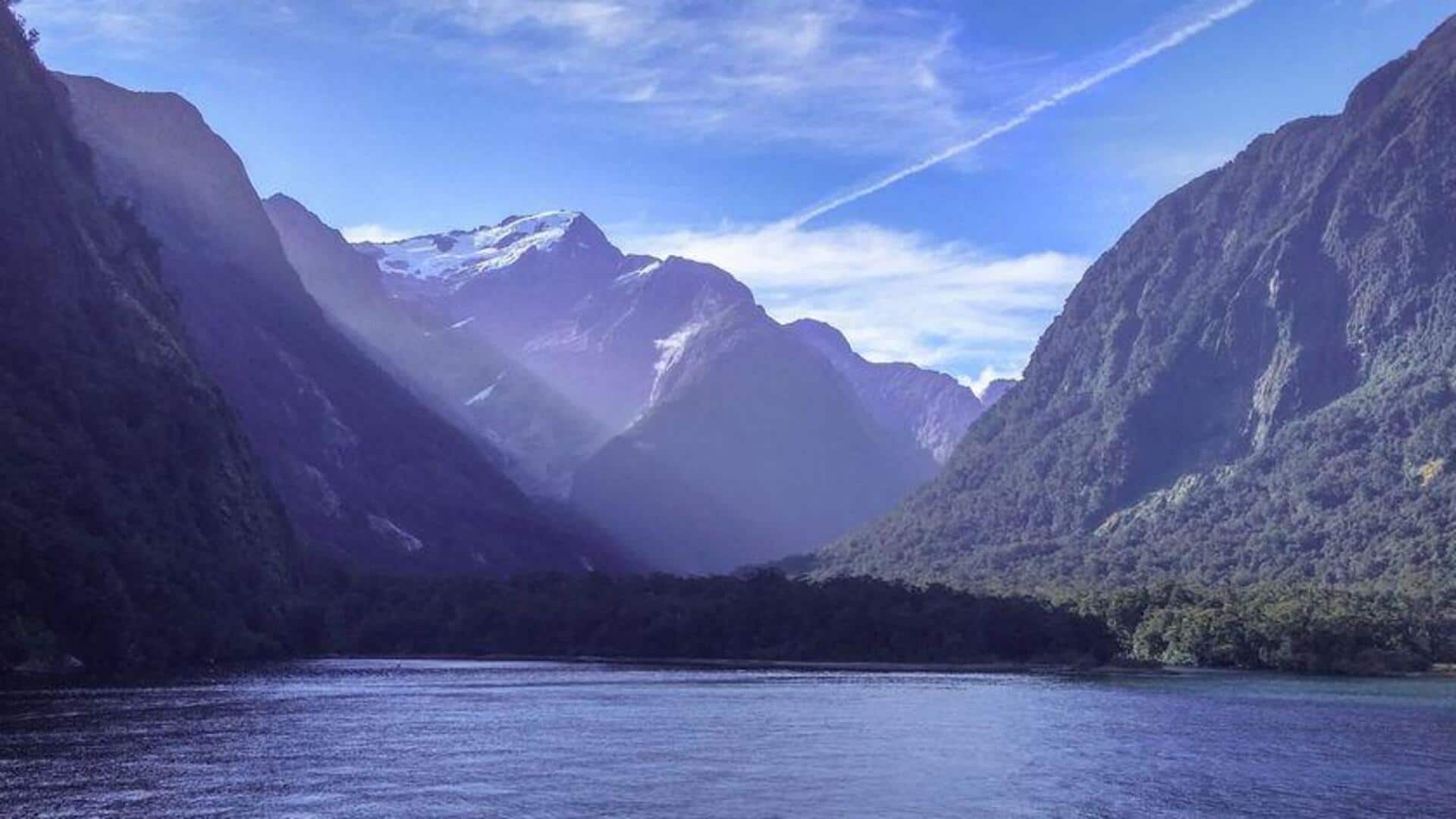 Keindahan Pemandangan Fjord di Milford Sound