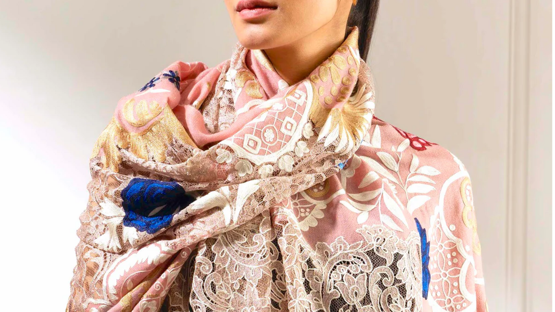 Gaya syal India yang mengubah fesyen musim transisi