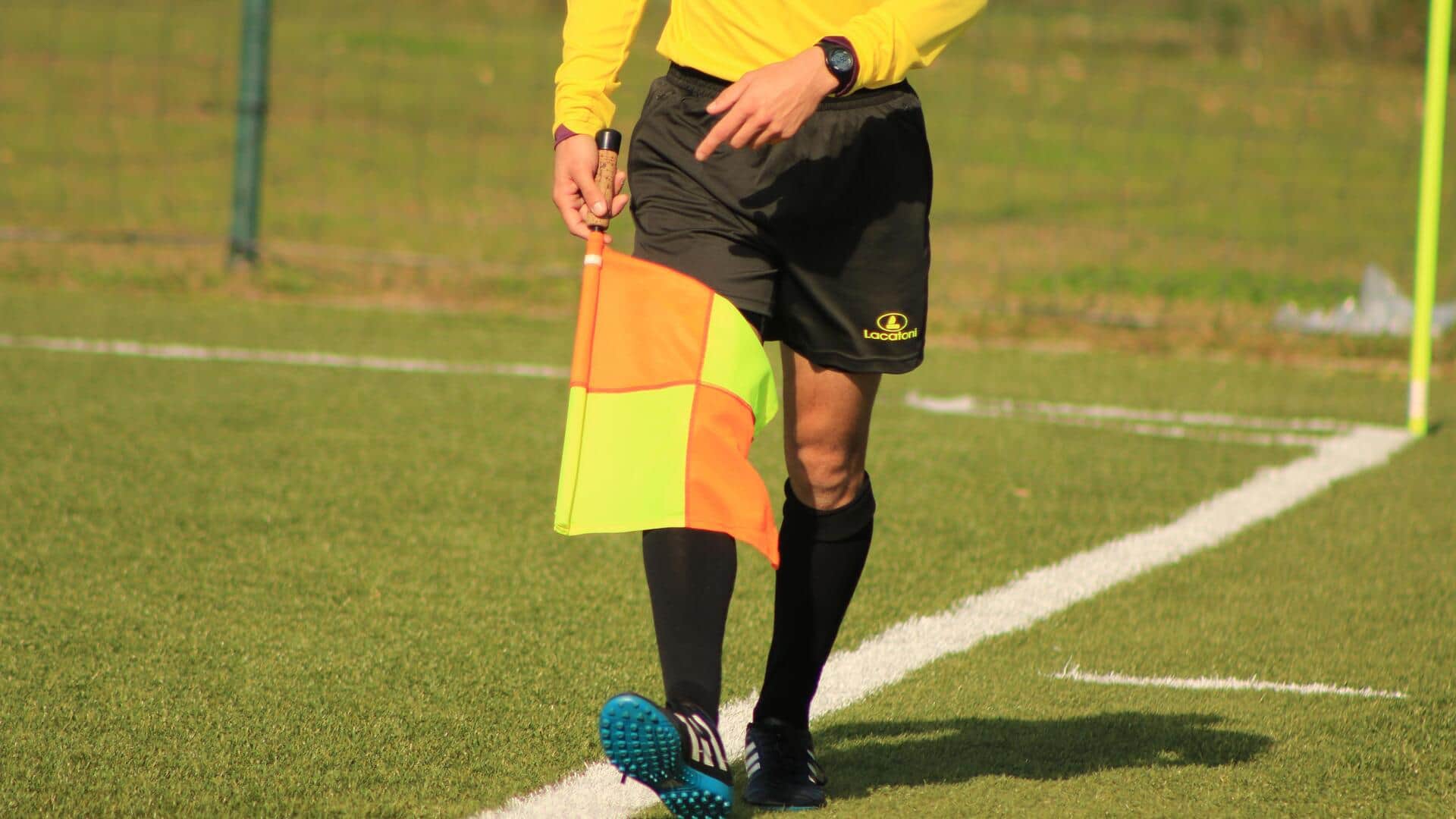 Pentingnya wasit tambahan di garis lapangan sepak bola