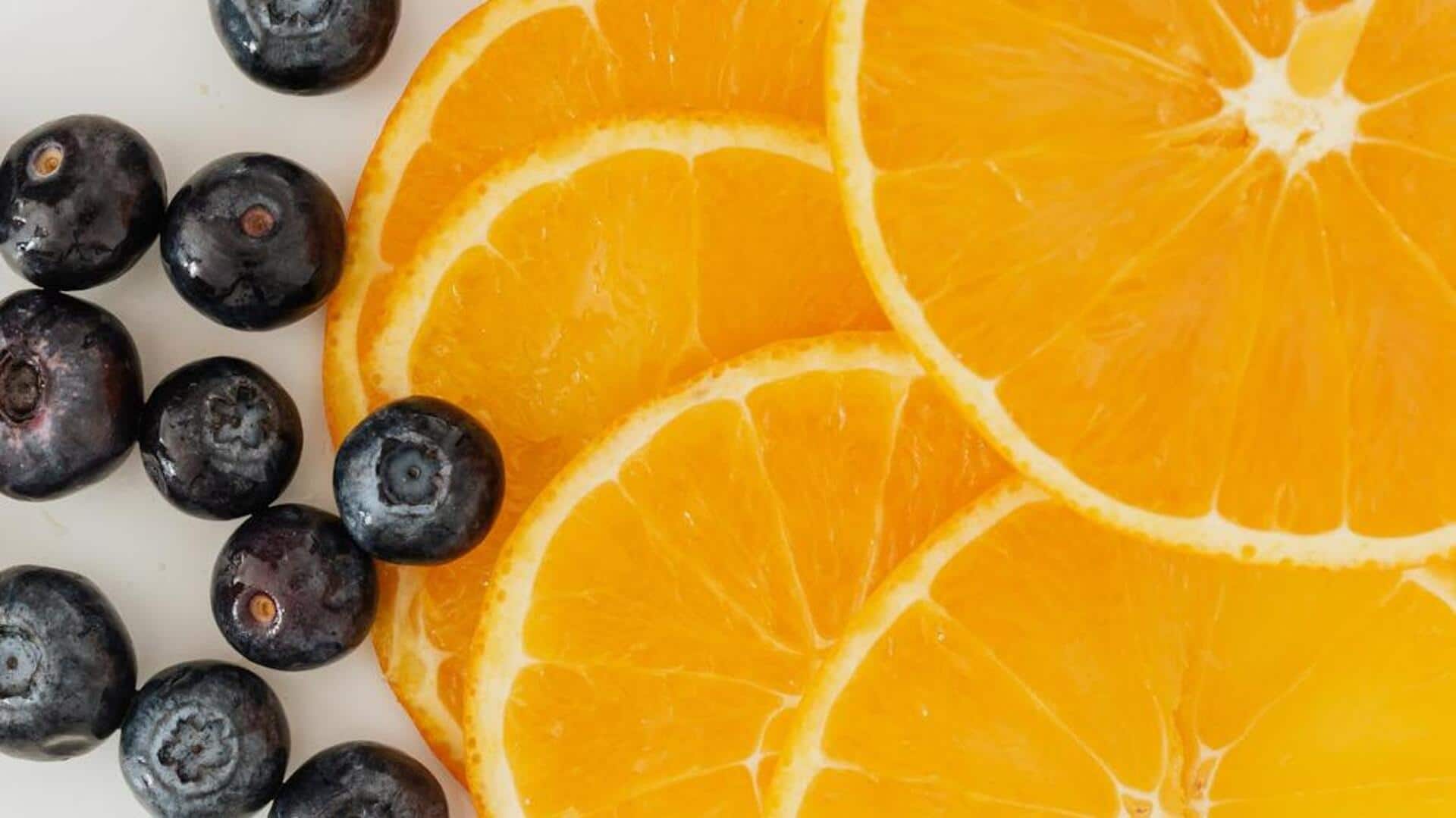 Kreasi makanan dengan desain jeruk dan blueberry