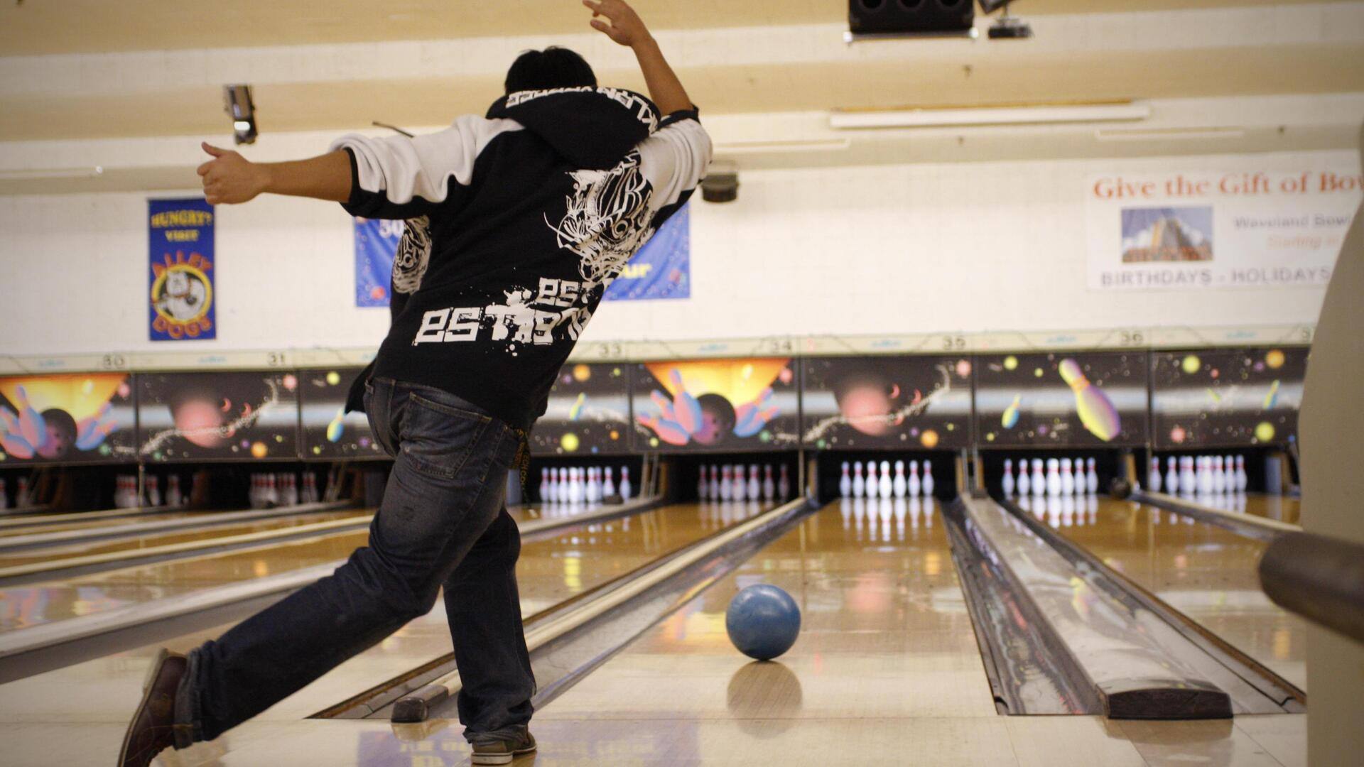 Mengapa bowling menggunakan berbagai jenis pola minyak?