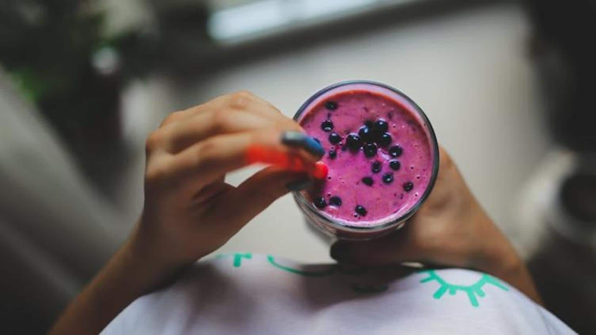 Membuat smoothie spirulina bluberi: Panduan langkah demi langkah