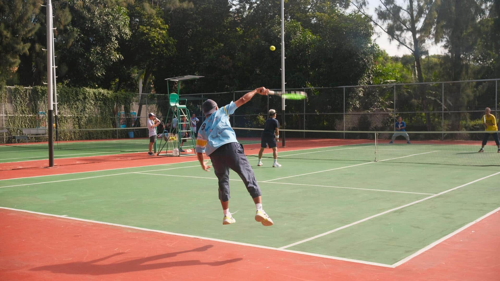 Mengapa wasit tenis berteriak 'Fault' saat servis?