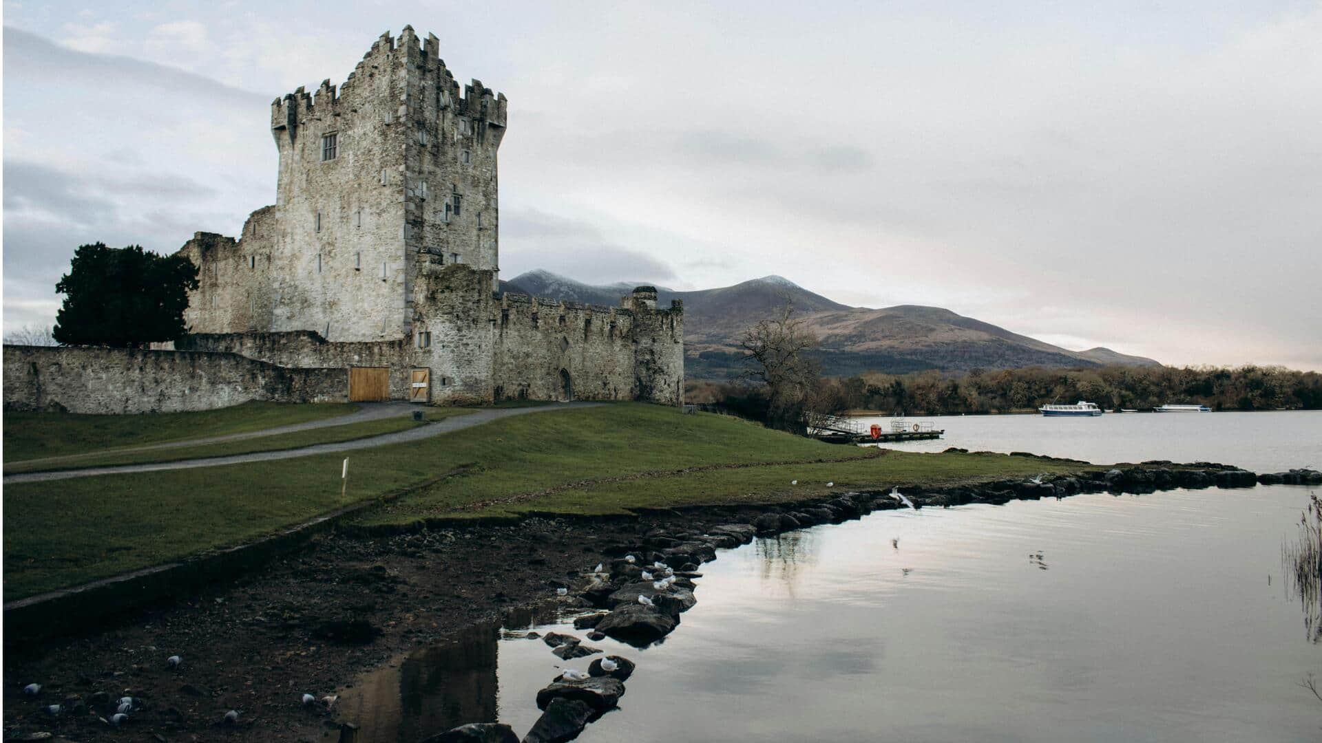 Menjelajahi Formasi Batu Menakjubkan di Distrik Reeks, Irlandia