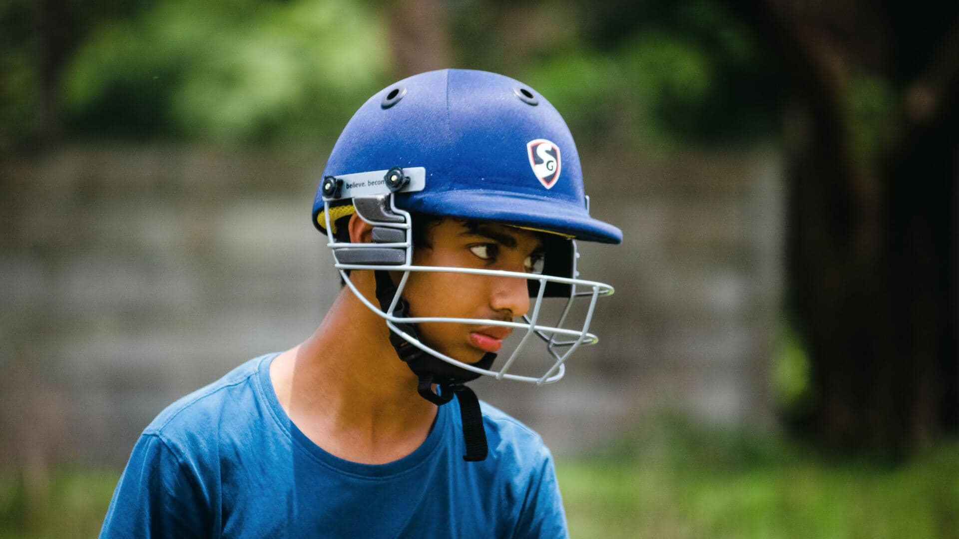 Mengapa pemain kriket memakai helm dengan jeruji?