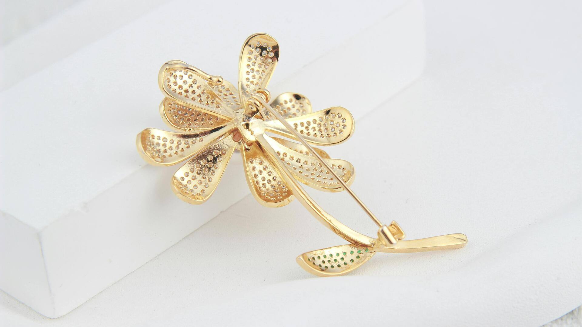 Lima cara ikonik menggunakan bros dengan elegan