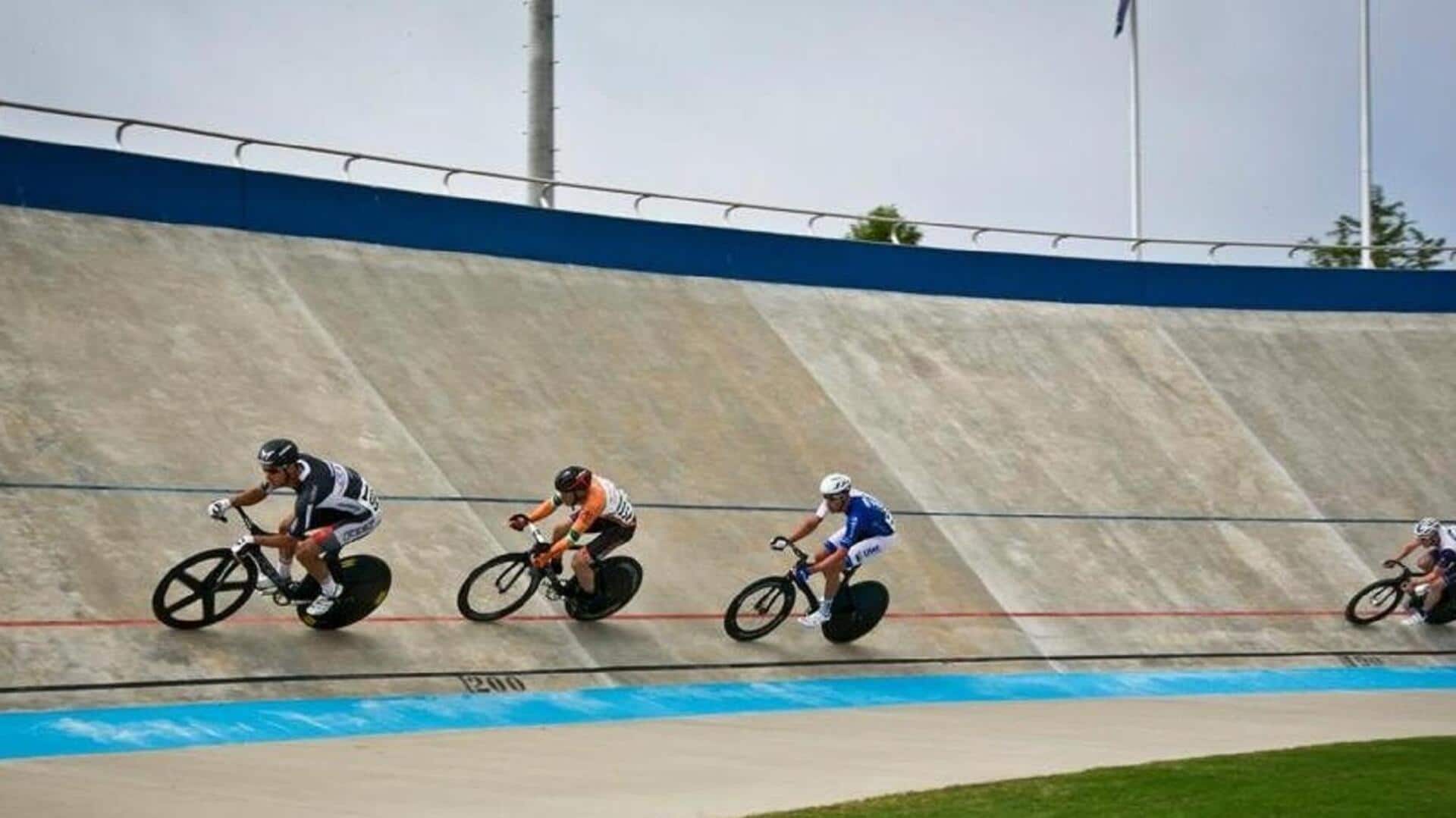 Mengapa pesepeda sprint bersandar di velodrome?