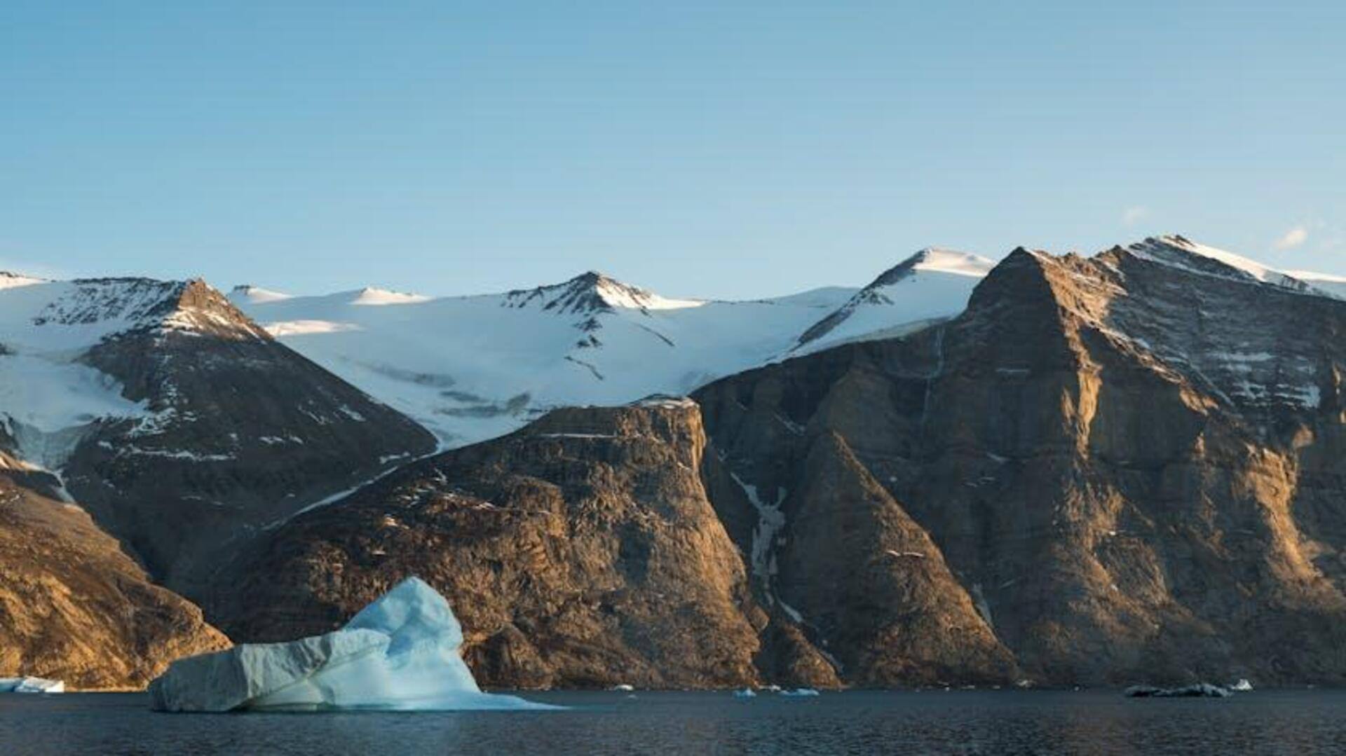 Menjelajahi Keindahan Fjord Kejser Franz Joseph, Greenland Menjelajahi Keindahan Fjord Kejser Franz Joseph, Greenland