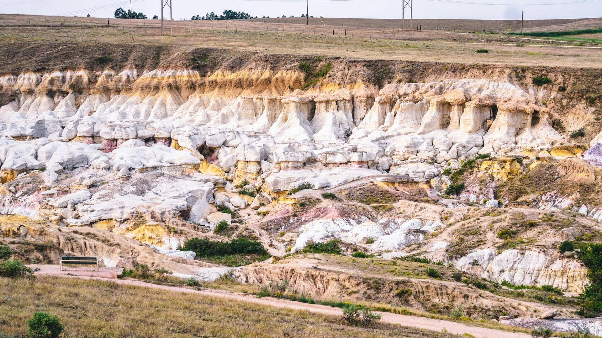 Menjelajahi Keindahan Paint Mines Interpretive Park, Colorado, AS