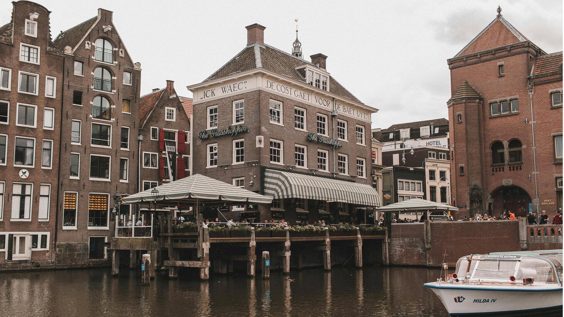 Menikmati Kafe Tepi Kanal di Amsterdam