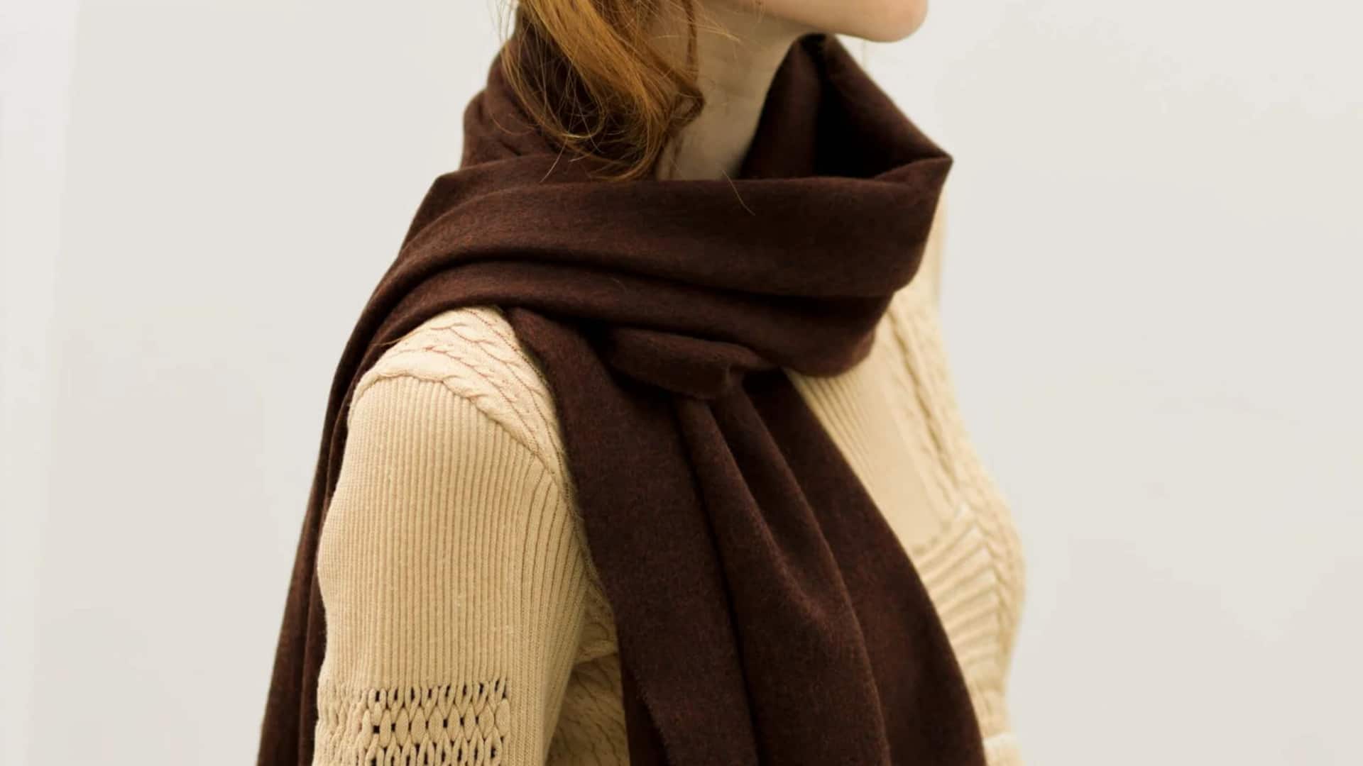 Gaya sempurna dengan syal warna bumi untuk musim semi