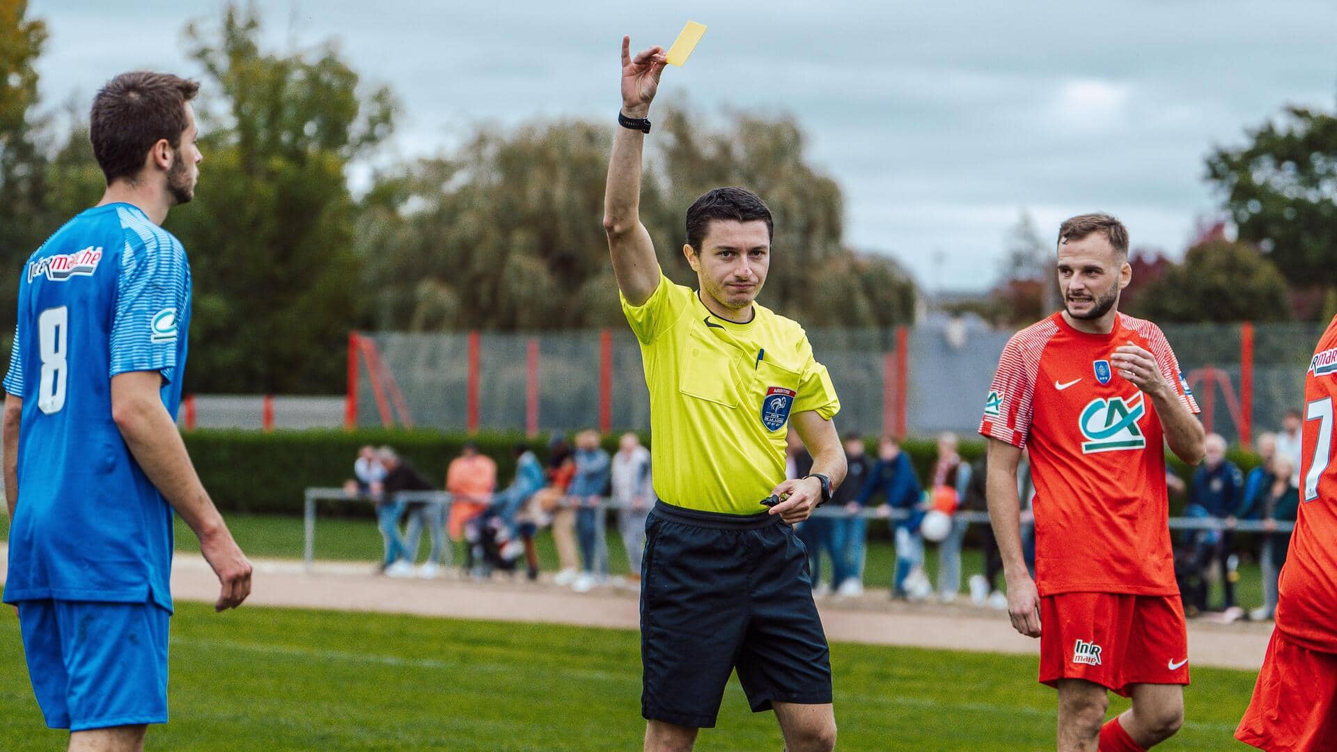 Bagaimana wasit sepak bola berkomunikasi dengan tim VAR?