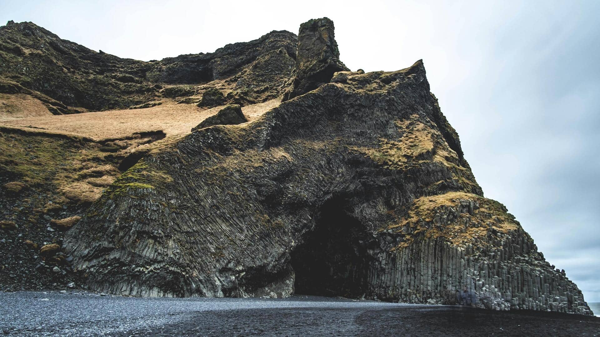 Menjelajahi Petualangan Gua Lava di Islandia